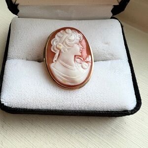 14k Solid Gold Vintage Bezel Set Hand Card Shell Cameo Pendant/Pin Mint